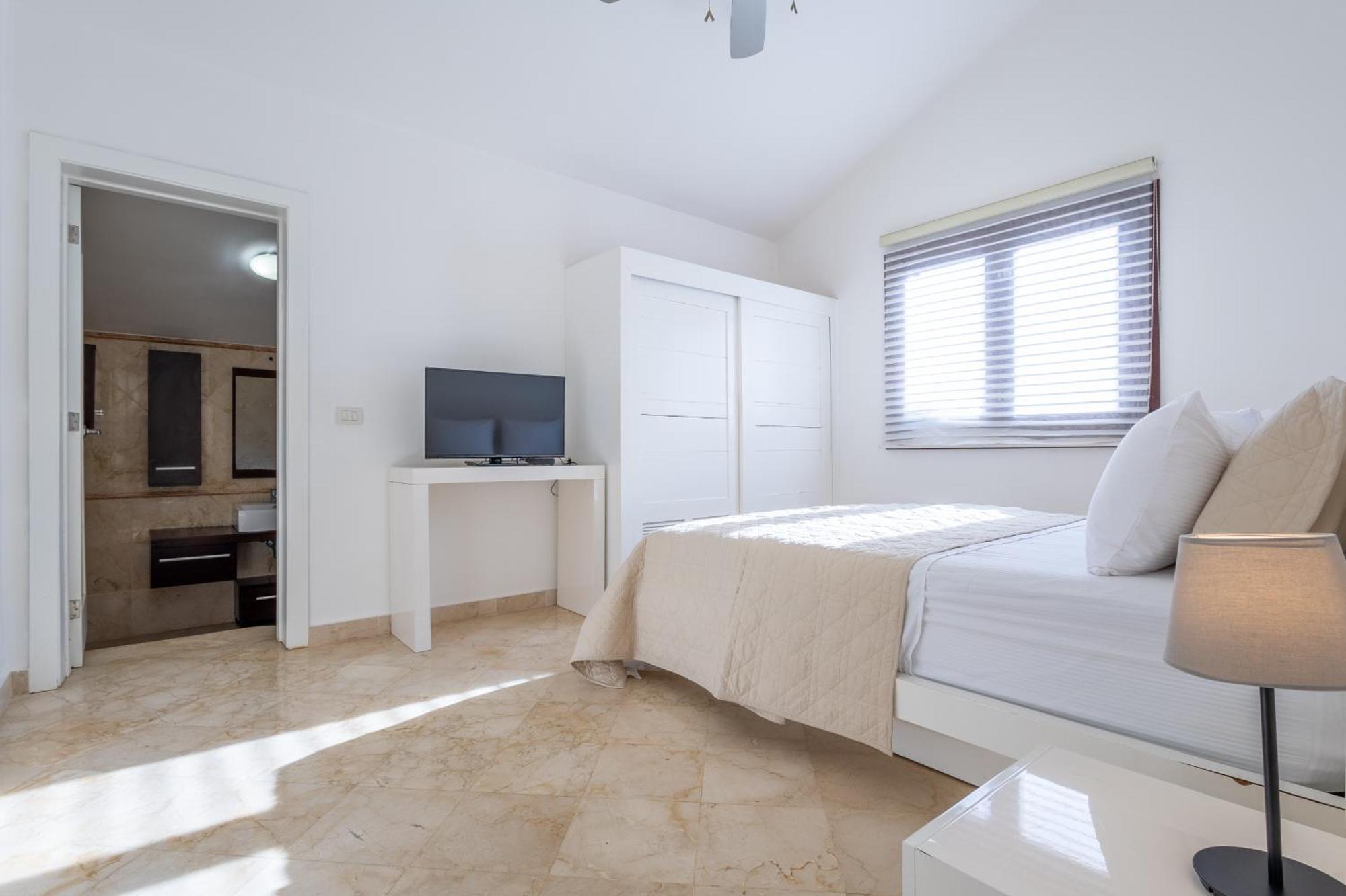 Huge 8-bedroom With Private Pool - Corales *