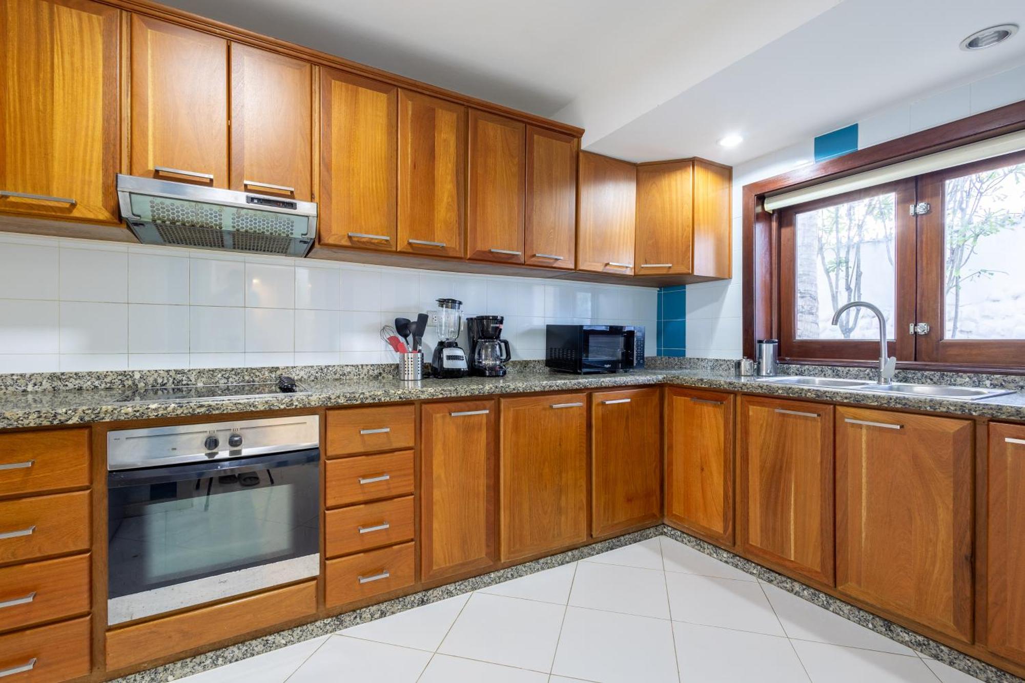 Huge 8-bedroom With Private Pool - Corales *